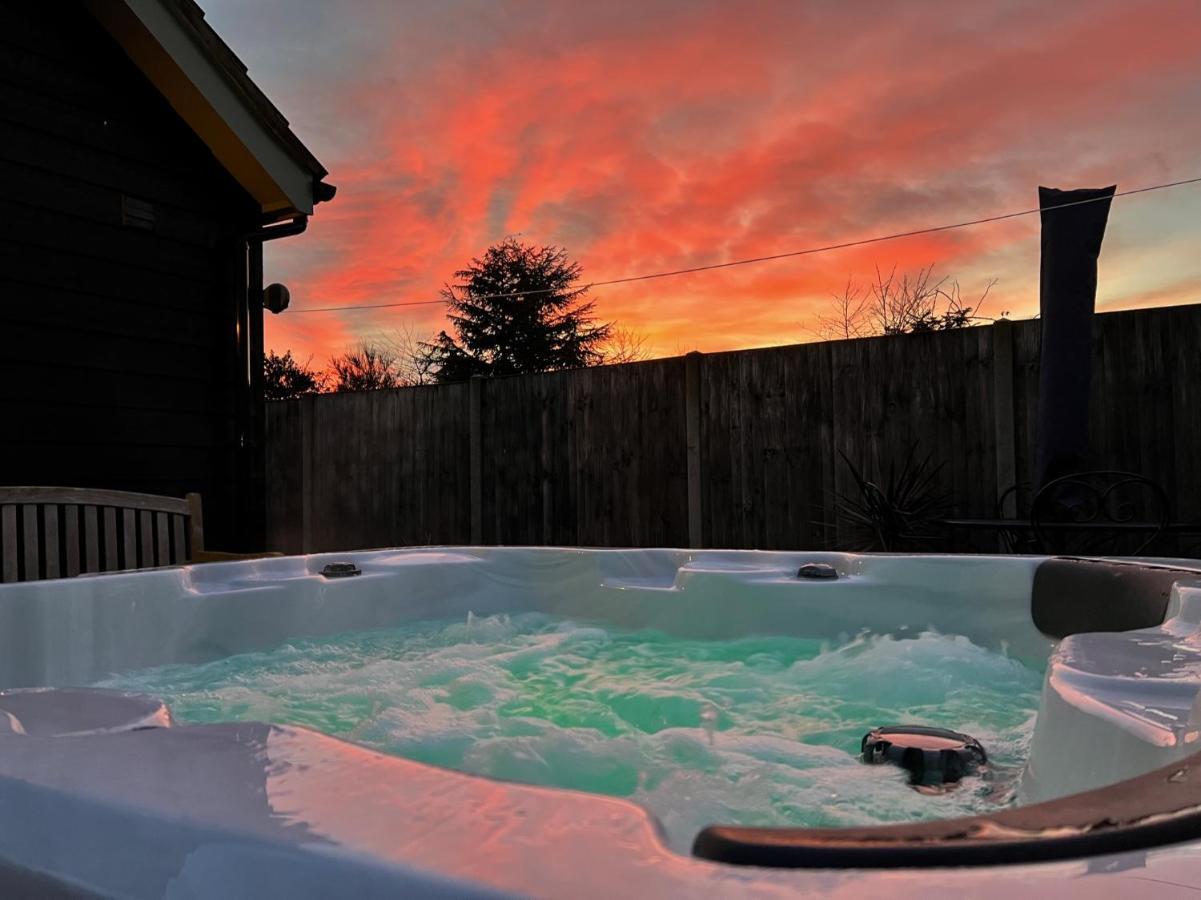Saving Grace With Private Hot Tub Bawdeswell Exterior foto